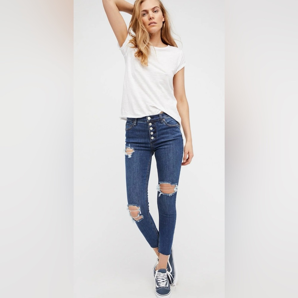 Free People Women's Reagan Button Fly‎ Ripped Knee Raw Hem Stretch Jeans Sz 26